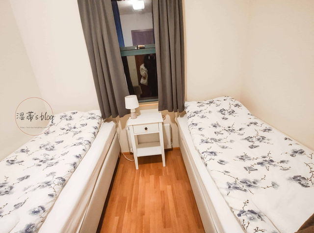 Litla-Hof Guesthouse在寬闊草原上的小木屋