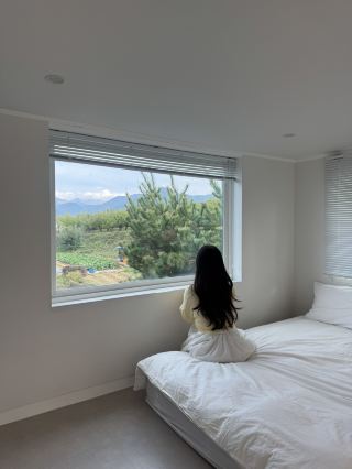 The scenery is absolutely stunning in this duplex-style emotional private house.