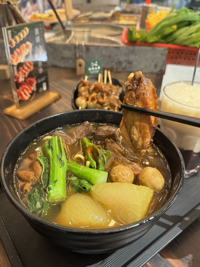 遊客遊港必到特色車仔麵·永年士多