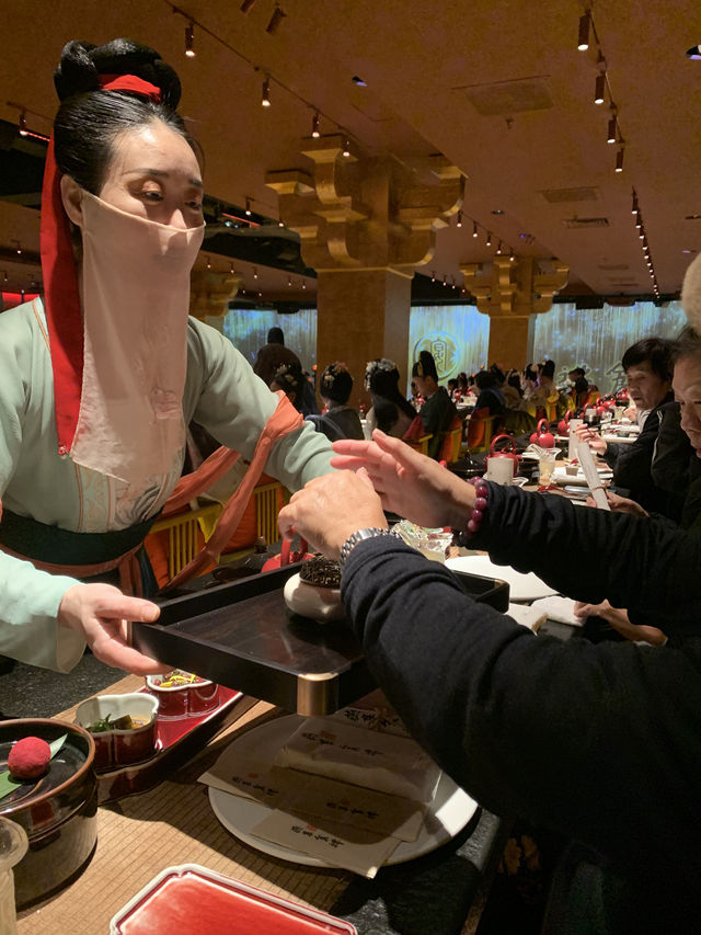 The palace is a confusing place for a meal