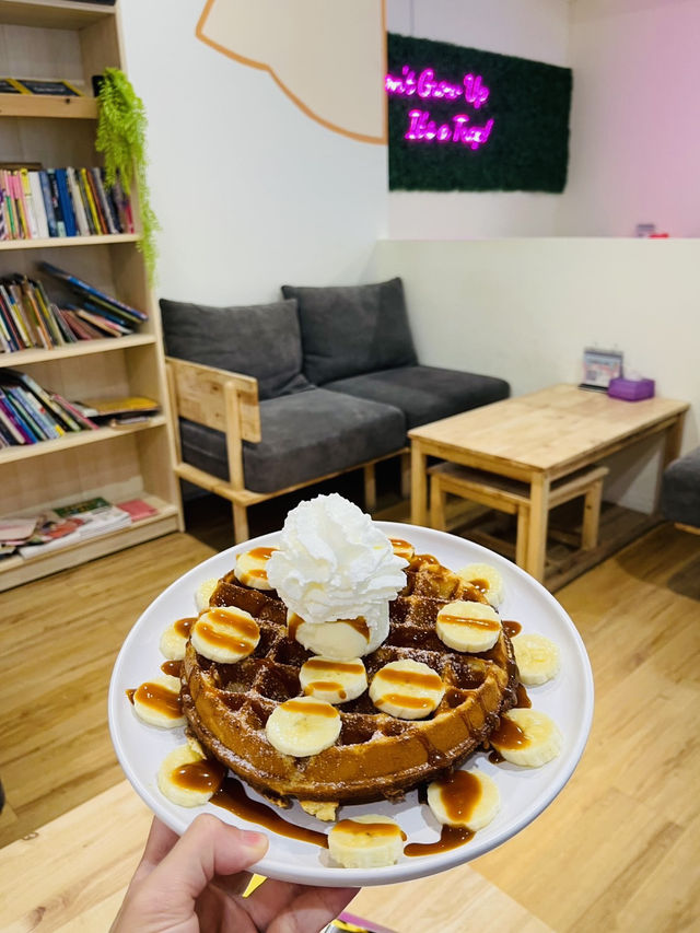 馬來西亞｜新山必吃甜點！Bing Bingsu Café不只刨冰，鬆餅也超犯規！🍨🧇