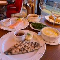 A memorable restaurant with a river view