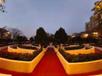 夜訪仿歐陸宮廷式設計的公園