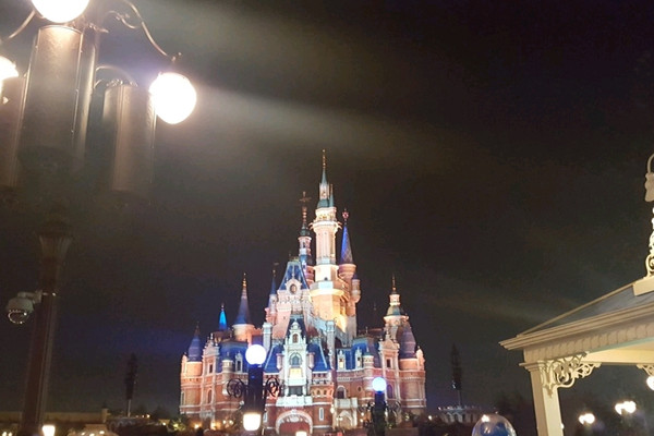 🇨🇳上海] 夜の上海ディズニーランドで楽しむ幻想的なひととき | Trip