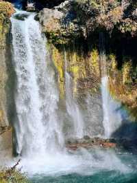 水のベールに包まれて。神秘の絶景、白糸ノ滝で心洗われるひととき