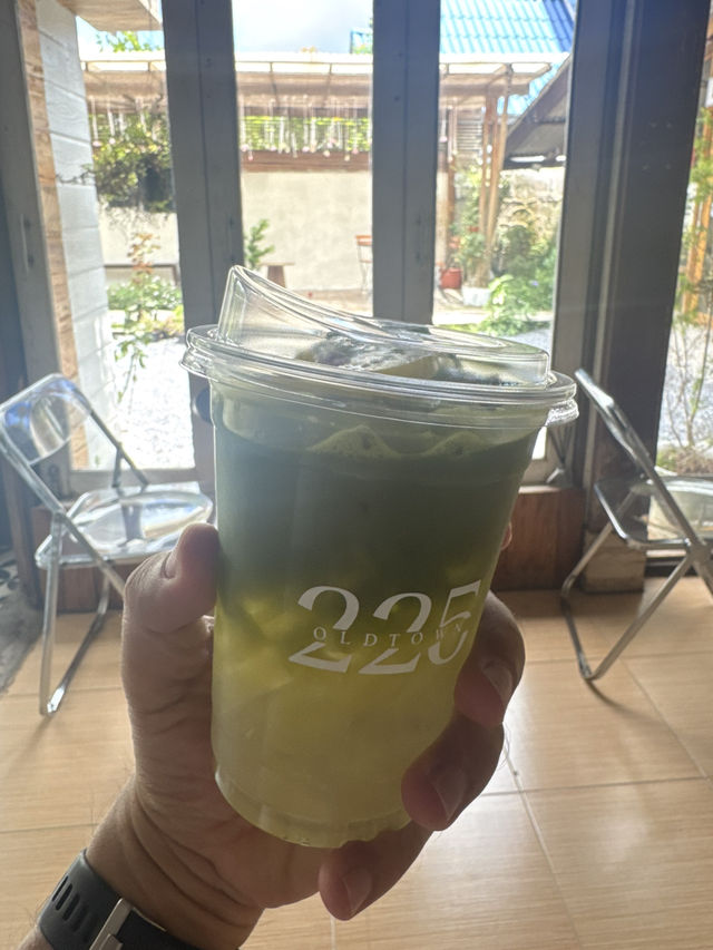 ชิลเบาๆ ในเมืองคอน @225 Old Town คาเฟ่น่านั่ง