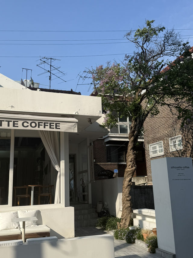 화이트톤 감성 가득한 합정 카페, 실루엣커피☕️