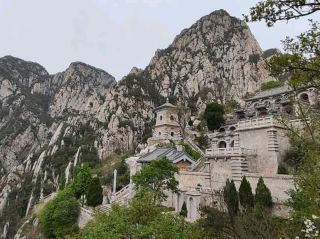 登嵩山-少室山，走過少林寺，穿過壯觀的書冊崖到三皇寨