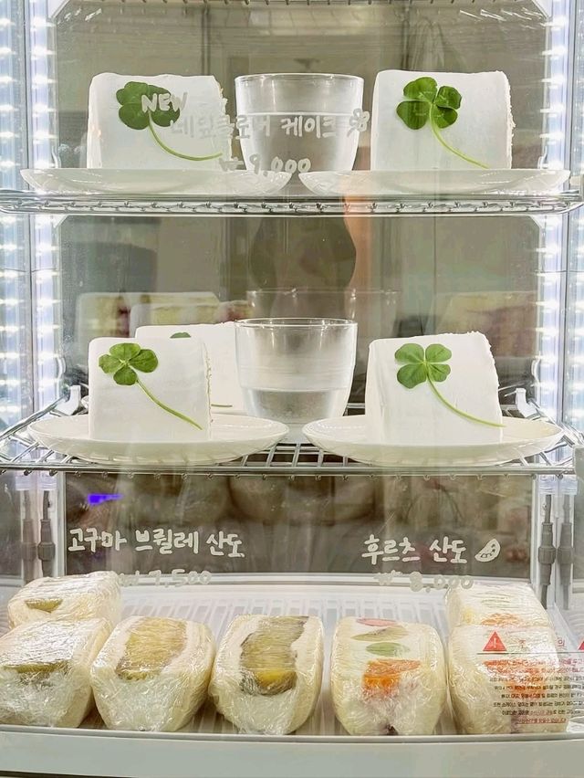 A Cake Full of Luck at Yeonhui-dong!