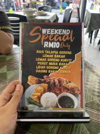 Warning: extreme cravings ahead! This Nasi Lemak Sepeha from Pasar Segar DSH hits all the right spot