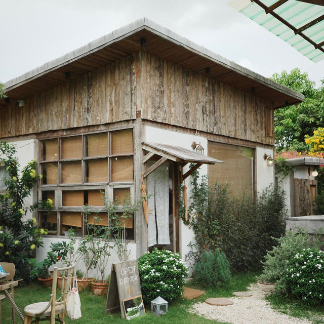 CLAY WOOD คาเฟ่สไตล์โฮมมี่ ย่านศรีนครินทร์