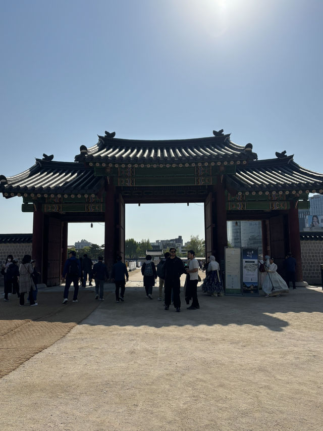 Wearing Hanbok Walk Around Gyeongbokgung Palace😍