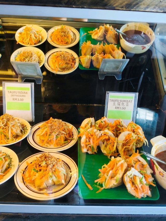Discover Traffic Light Coffee Shop – Yong Peng’s Beloved Local Eatery