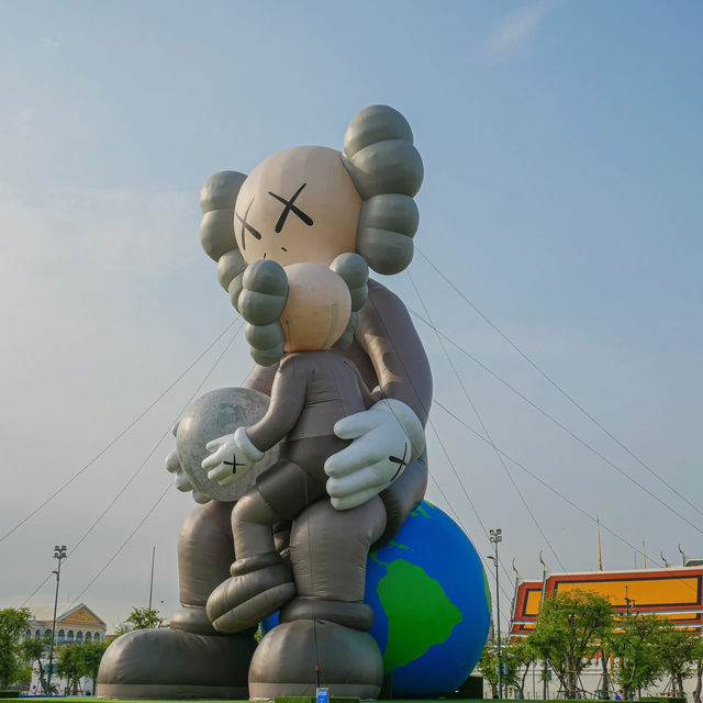 เมื่อ KAWS  มาพักร้อนที่สนามหลวง ✨☀️