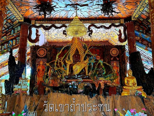 วัดเขาถ้ำประทุน ทัศนียภาพอันงดงามโอบล้อมด้วยขุนเขา