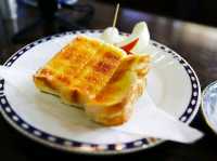 【🇯🇵広島】昭和の温もりに包まれる喫茶店「茶房 ふじ」で、心安らぐひととき