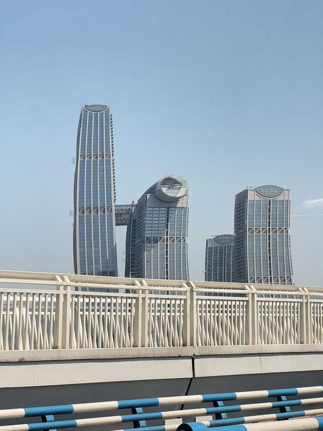 🌆 Chongqing: Skyline glows and trains fly! 🚄