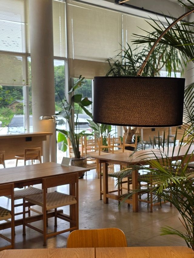 경치를 바라보며 머무는 여유의 공간 🌿☕️🌫️