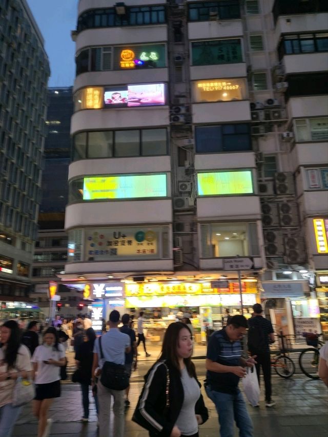 야경 속 번화한 거리의 매력
