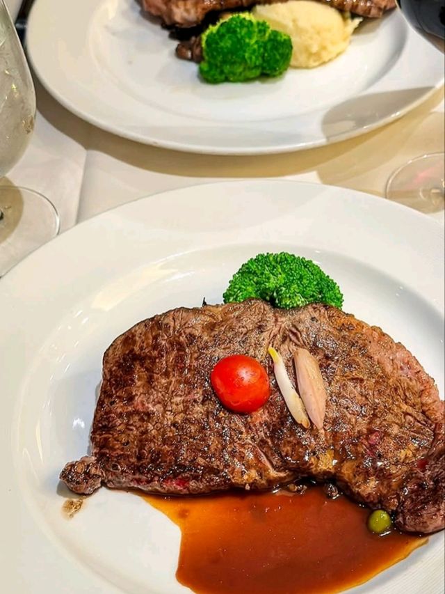 🏙️✨ Hatten Hotel Melaka – City Comfort in the Heart of Melaka!