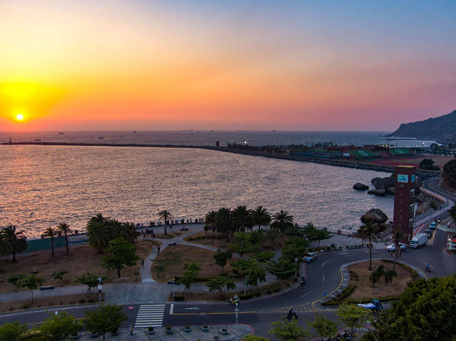 高雄最美夕陽：西子灣不只是海，是生活的詩