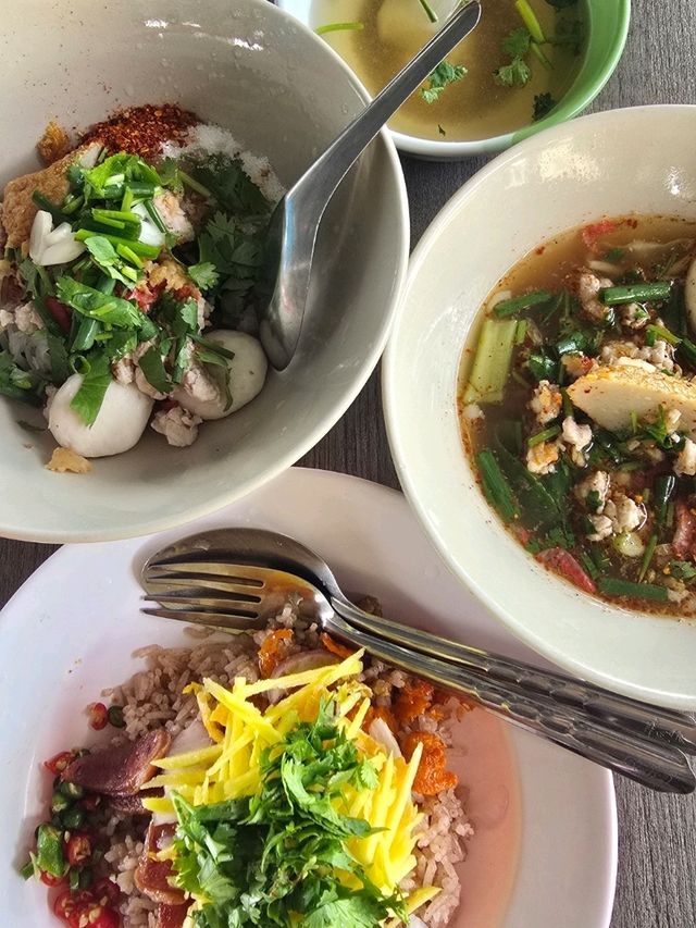 ป้าชื้น-ลุงชัย ก๋วยเตี๋ยวต้มยำมะนาว 