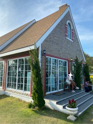 Flower House Cafe & Bistro