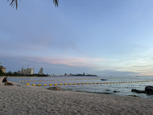 นั่งโง่ๆริมทะเล🏝️