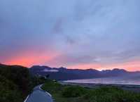 七星潭乍現粉紅海，夕陽染色的浪漫時刻
