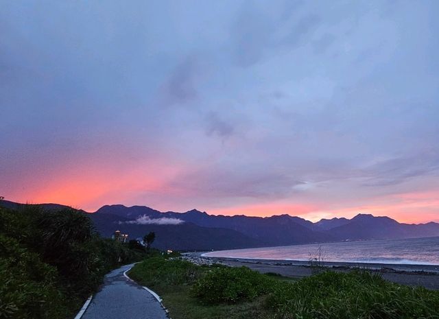 七星潭乍現粉紅海，夕陽染色的浪漫時刻