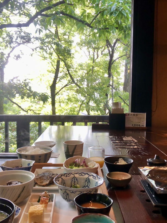 《伊豆高原/宿》自然に囲まれ、懐かしさ感じる宿