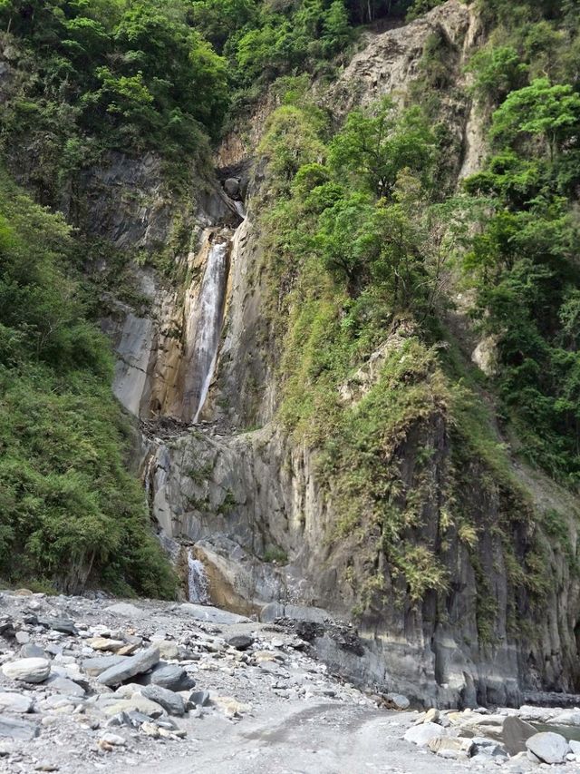 🌈 台灣秘境探險！哈尤溪七彩岩壁溯溪，美到窒息的上帝調色盤！🎨