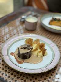 Take a break at Ritz Carlton Singapore 