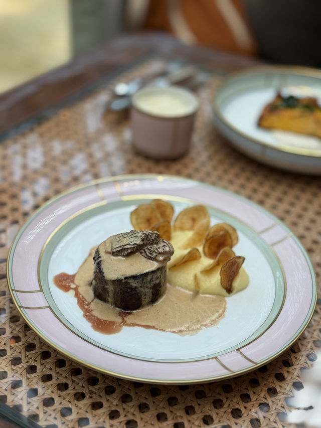Take a break at Ritz Carlton Singapore 