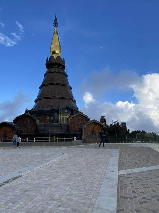 ⛰️ คู่เจดีย์งดงามบนยอดดอยอินทนนท์ ⛰️ คู่เจดีย์งดงามบนยอดดอยอินทนนท์