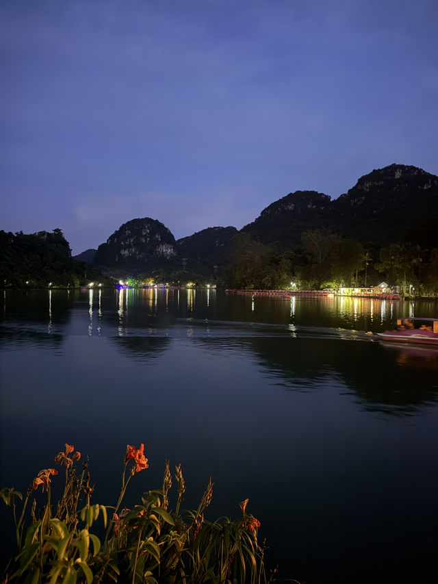 藏在螺絲粉背後柳州必去秘境 🌿 龍潭公園雷湖|午後的湖光與樹影仙境 藏在螺絲粉背後柳州必去秘境 🌿 龍潭公園雷湖|午後的湖光與樹影仙境