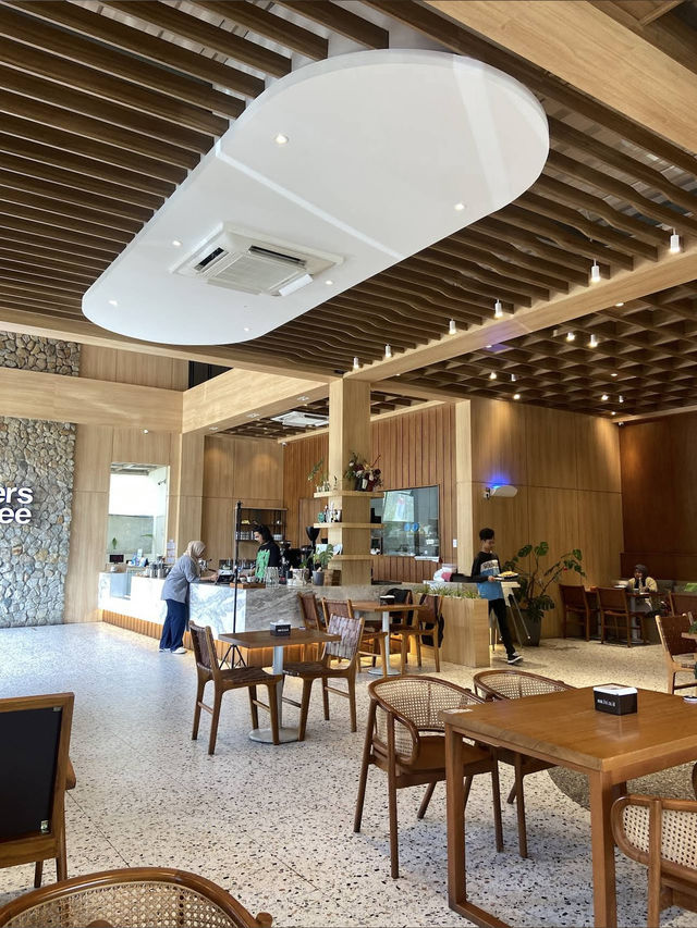 Labers Coffee Pergudangan, Industrial Chic Meets Local Comfort