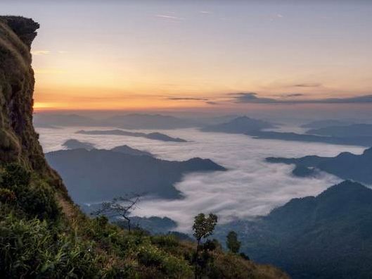 สัมผัสทะเลหมอกและแสงแรกของวัน 🌅✨ ที่ภูชี้ฟ้า