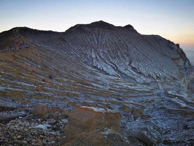 伊真火山──藍色火焰的奇幻世界