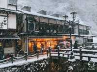 日本玩-「銀山溫泉」一個凝結在日本大正時代及宮崎駿童話裡的雪白世界，此生必訪！