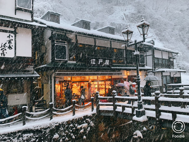 日本玩-「銀山溫泉」一個凝結在日本大正時代及宮崎駿童話裡的雪白世界，此生必訪！