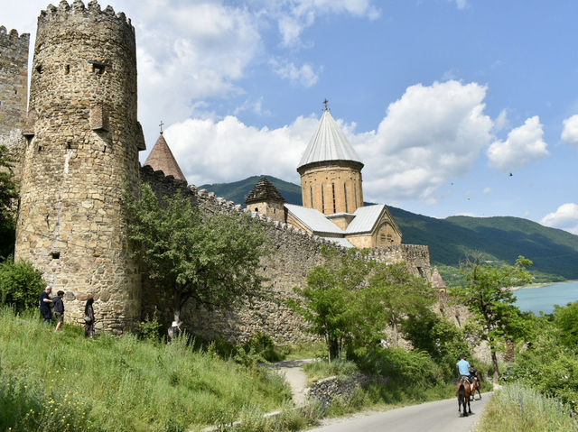🏰✨ Ananuri Castle: A Fairytale by the Aragvi River ✨🏰