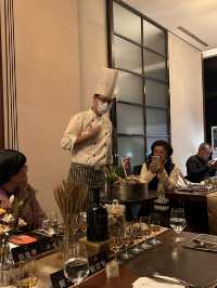 高雄|萬豪酒店鐵板燒——在鏡面長廊走進一場「火與鐵的餐酒秀」🔥🥢