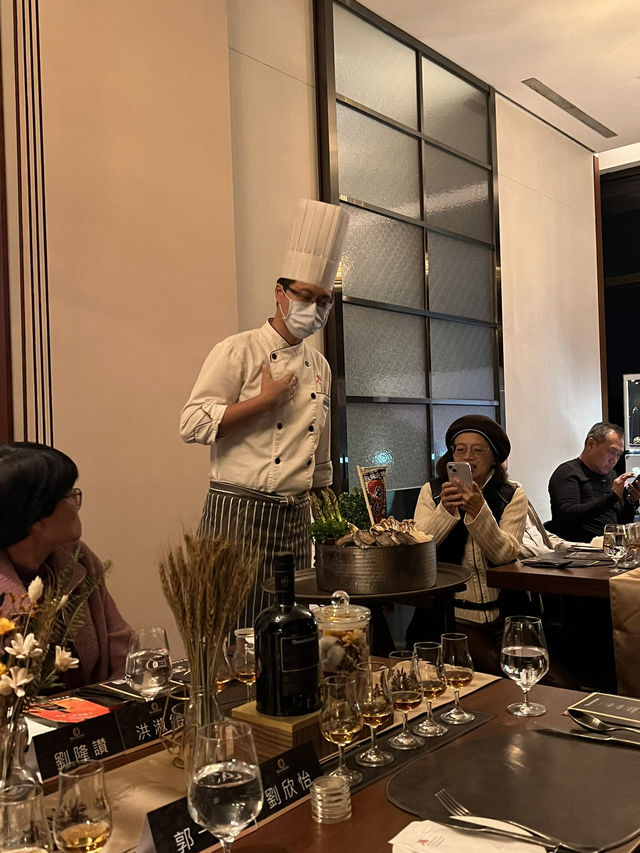 高雄|萬豪酒店鐵板燒——在鏡面長廊走進一場「火與鐵的餐酒秀」🔥🥢 高雄|萬豪酒店鐵板燒——在鏡面長廊走進一場「火與鐵的餐酒秀」🔥🥢