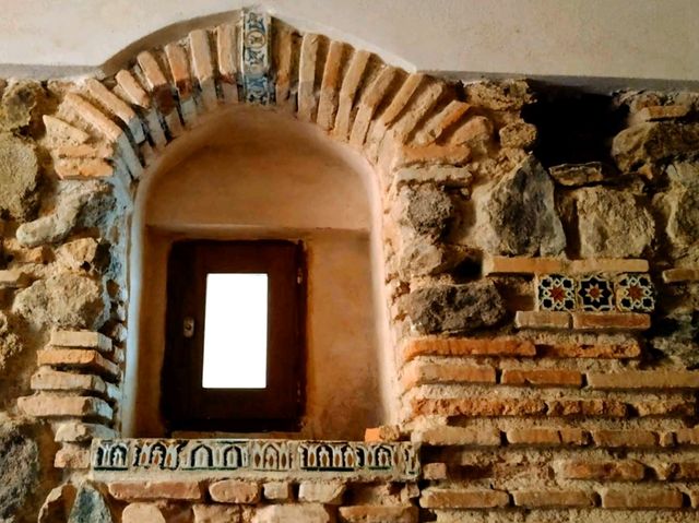 城裡唯一可以參觀的猶太浴場Casa del Judío 位於西班牙卡斯蒂利亞-拉曼恰托萊多猶太區的中心