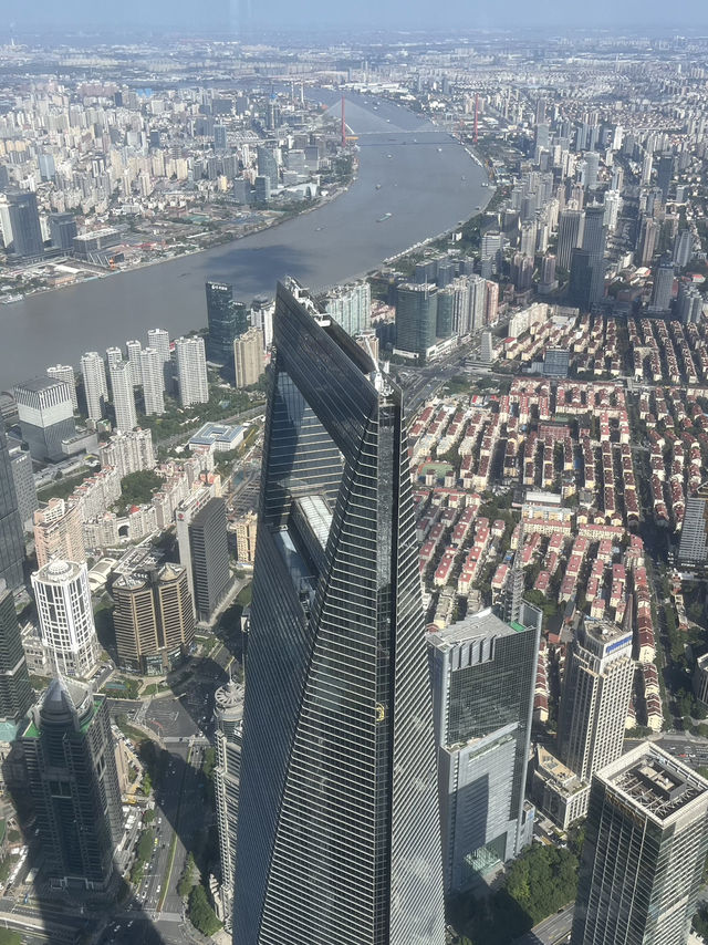 上海塔-摩登建築風格感受都市脈搏  