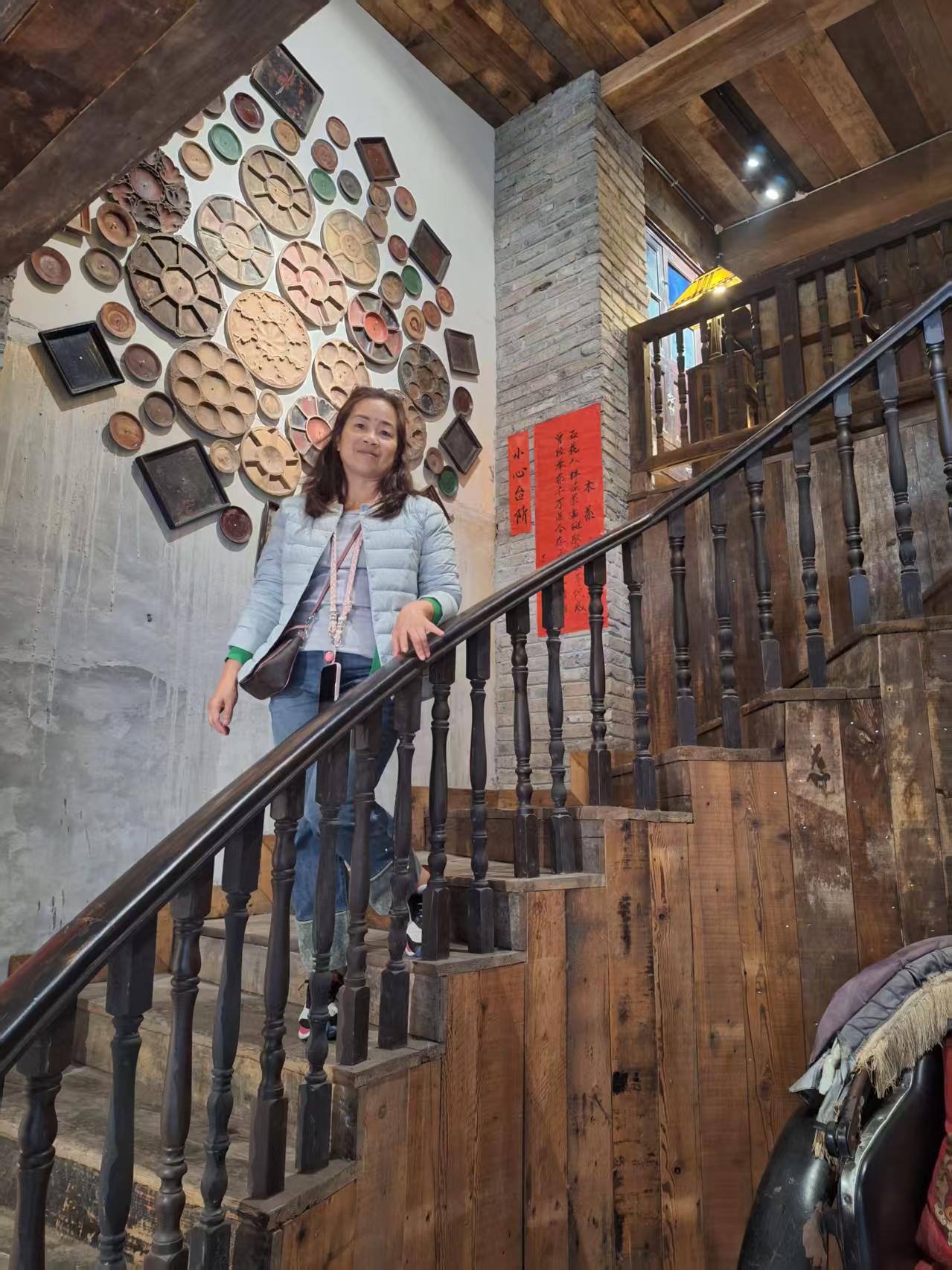 In Chongqing, in addition to taking pictures of Hongya Cave and spicy hot pot, this time I tried a different way - walking into the "Mountain City Lane Historical and Cultural Scenic Area" and "Mountain City Trail", deeply feel the teahouse style of old Chongqing. This line allows you to enjoy the authentic old teahouse, enjoy a bowl of fragrant covered bowl of tea, quietly sit in the corner of the market, away from the crowds of tourists, and feel the slow life and comfort of the old city. The biggest highlight of the trip was sipping tea in a teahouse, looking at the mountain city scenery outside the window, listening to the uncles next to me chatting, as if I was back in the streets of Chongqing in the 1980s and 1990s.

Inventory of Chongqing Old Teahouse Slow Life Tour Route

[Mountain City Lane Historical and Cultural Area]
📍Address: No. 234, Zhongxing Road, Yuzhong District, Chongqing (about 440 meters walk from Exit 5 of Jiaochangkou Metro Station)
⏰ Open all day year-round

As soon as you walk into Shancheng Lane, you can see bluestone slab roads and mottled old houses, full of old Chongqing flavor. There are old teahouses everywhere in the alley, some of which have been converted from old shops, and some of which are original old houses. Enter an old teahouse - push the wooden door, the interior decoration is all "processed" by the years, wooden chairs, red tea tables, old signs, full of nostalgia. The tea here is mainly covered with a bowl of tea, one cup at a time, brewed by yourself, the tea is fragrant. Tip: It is recommended to go in the morning or afternoon, avoid the most crowded time at noon, it is easier to find a seat by the window, while sipping tea, while quietly watching the time slowly flowing in the mountain city alley.

【Mountain City Trail】
📍Address: Next to No. 234 Zhongxing Road, Yuzhong District, Chongqing
⏰ Open all day year-round

After tea, stroll along the mountain city trail, which is built along the mountain and retains a large number of old city dwellings and market life. It is the best place to experience the taste of Chongqing's "mountain city". When the weather is nice, the sun shines in the shade of the trees, and there are exhibition halls and small restaurants along the trail. You can rest at any time when you are tired from walking. In some corners, you can also meet locals sunbathing, playing chess, and chatting by the roadside. There is no need to deliberately check in, you might as well spend more time feeling these small temperatures.

[Practical Tips]
- Don't be impatient when tasting tea at an old teahouse. Unlike modern cafes, teahouses emphasize slowly sipping and talking slowly. You can spend half a day sitting down and really immersing yourself in the old local atmosphere.
- There are not many dining options around Mountain City Lane and Mountain City Trail, but there are authentic small noodle shops and old bakeries.
- Both are open year-round, comfortable shoes are recommended, there are many stone roads, steps, comfortable walking is most important.
- You can easily walk to Shancheng Lane from Exit 5 of Juchangkou Metro Station.

【Transportation Strategy】
From the city's main attractions (such as Liberation Monument), take Metro Line 1 to Juchangkou Station, which takes only a 5-minute walk to Mountain City Lane;

[Food Recommendation]
Old Chongqing snacks near Shancheng Lane are not to be missed, such as Chongqing noodles, chicken neck, and old yogurt.

During this trip to Chongqing, I sat in an old teahouse and sipped tea. Looking at the scenery of the market alleys, I really felt the unique fireworks of Chongqing. When I return, I will miss the aroma of the bowl of tea and the leisurely pace of life in the teahouse. Find a day, stop at the old teahouse in Chongqing and feel the authentic human touch!

#Chongqing Old Tea House #Mountain City Trail #Authentic Slow Life #Chongqing Travel #Chongqing Life