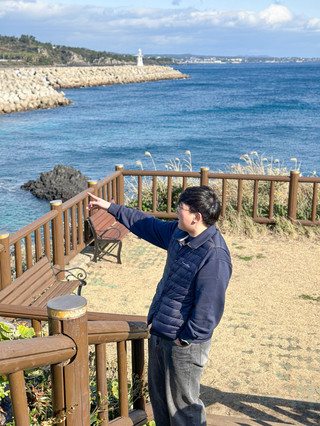 눈앞에 바다가 쏟아지는 쇠소깍 힐링 명소, 게우지코지 카페