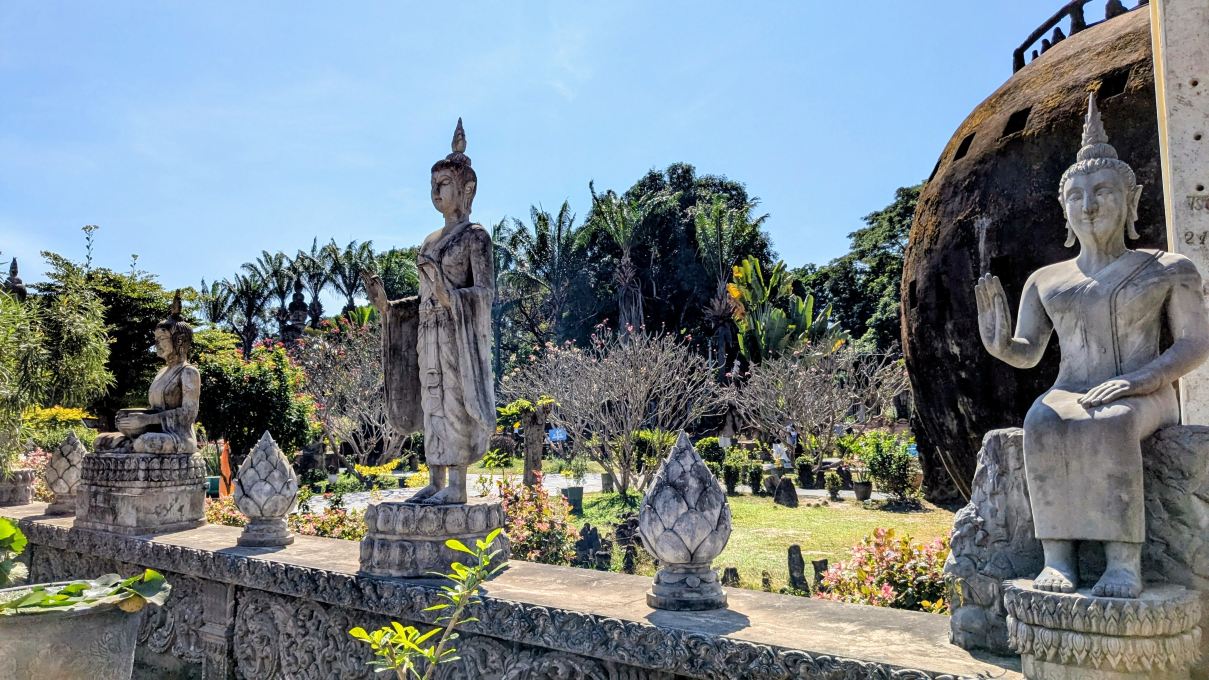 ラオスの奇妙な観光地。ブッダパークは巨大な仏像と不思議な彫刻が並ぶ