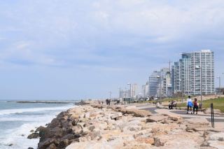 The Mediterranean and the Bauhaus City | Exploring Tel Aviv on foot in one day before your flight